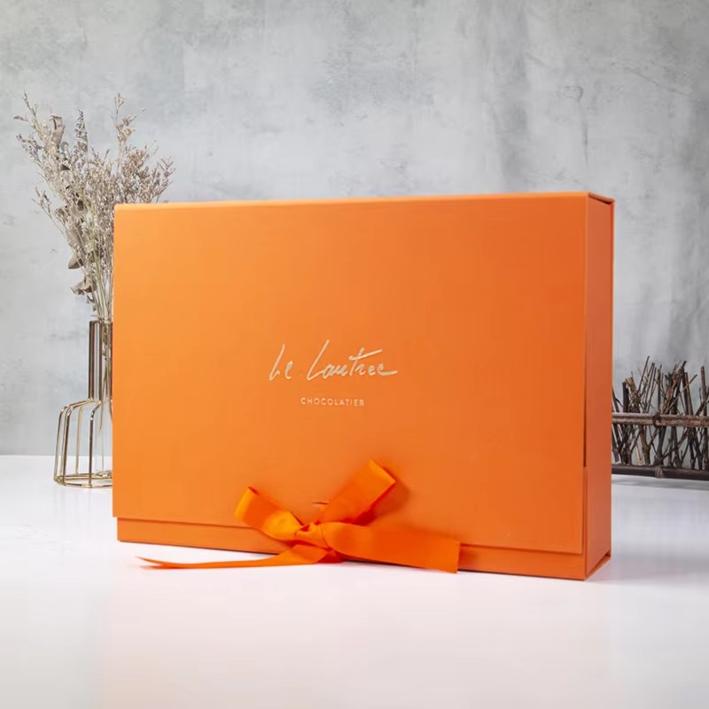 Foldable Gift Box Custom Foil Stamping Logo Bread Candy Chocolate Food Paperboard Packaging Box