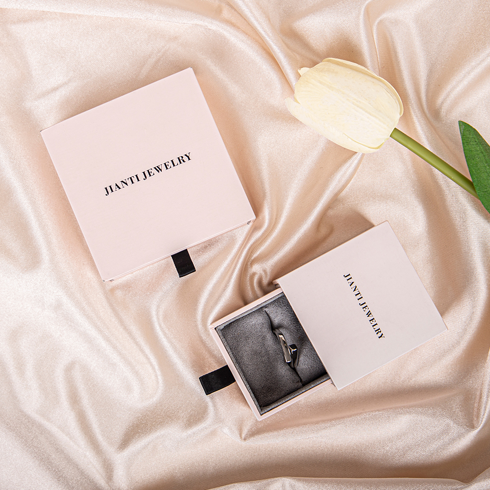 Elegant between pulling and pulling - Exploring the aesthetics of minimalist jewelry box storage