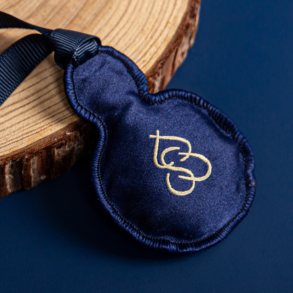 Embroidered scented bag vertical habit brand manufacturers design and production of ethnic style scented bag a variety of scents optional honey incense bag