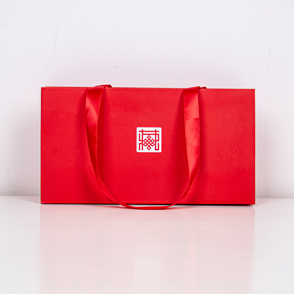This tote bag embodies practical aesthetics through quality craftsmanship.