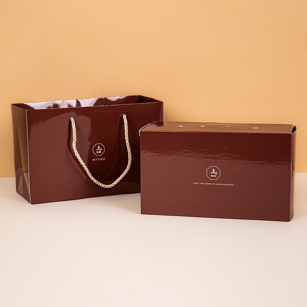 Brown-toned gift box set: carrying understated elegance in your hand