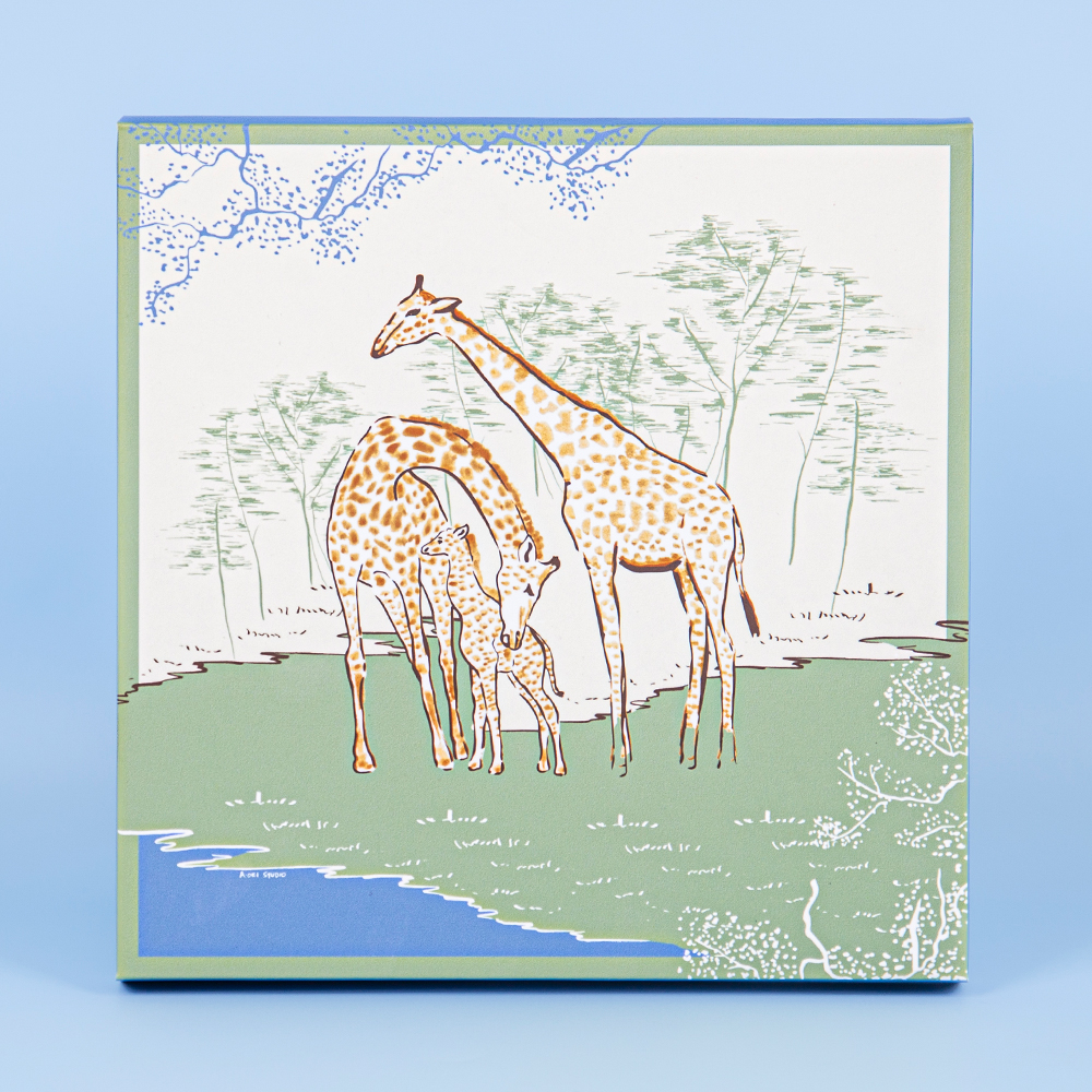 This giraffe folding box encapsulates the gentle spirit of the savannah within its packaging.