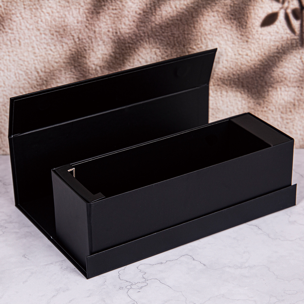 This black-toned flip-top box is the “practical yet impressive” wine packaging solution.