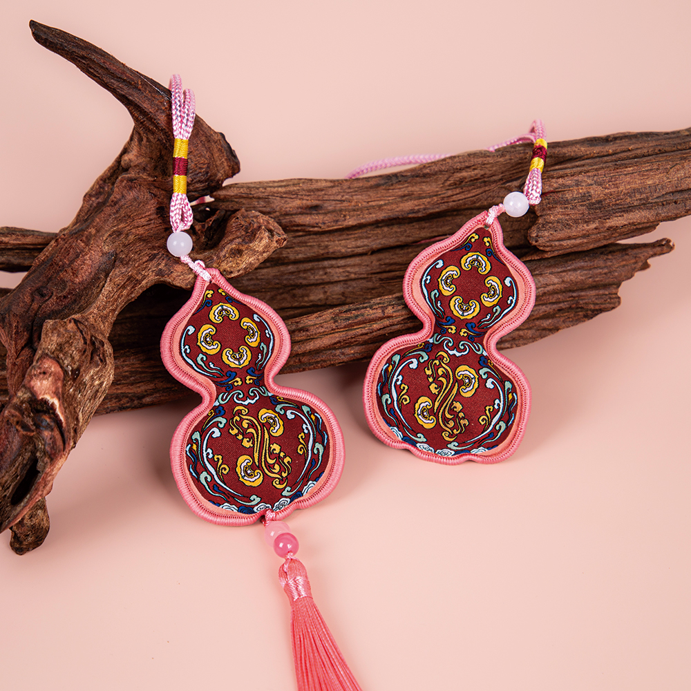 A Gourd-Shaped Scented Pouch: Wearing Eastern Elegance