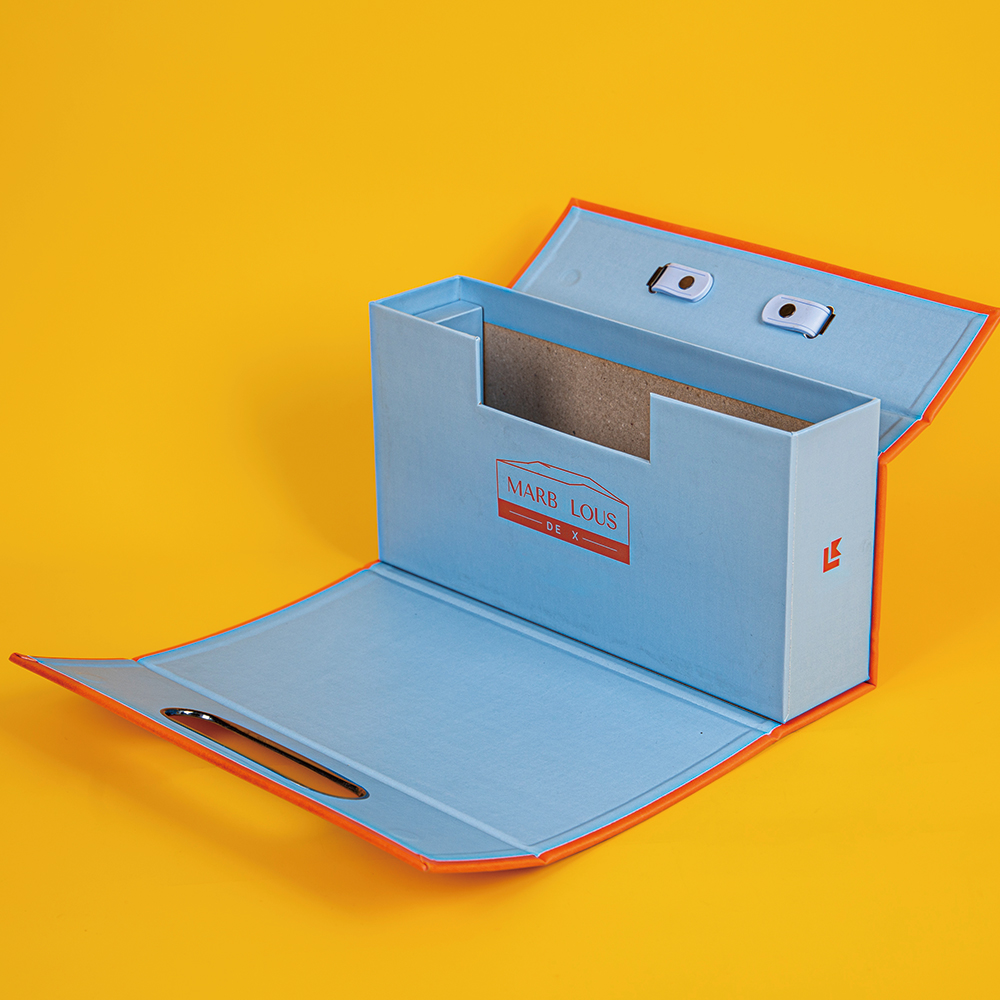 Stand Out with Bold Color Clashes! This Flip-Top Handle Gift Box Exudes Trendiness
