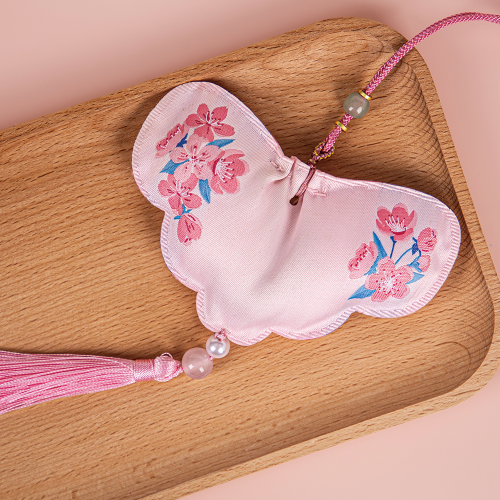 A Scented Gift: A Small Scented Pouch to Soothe the Little Stresses of Daily Life