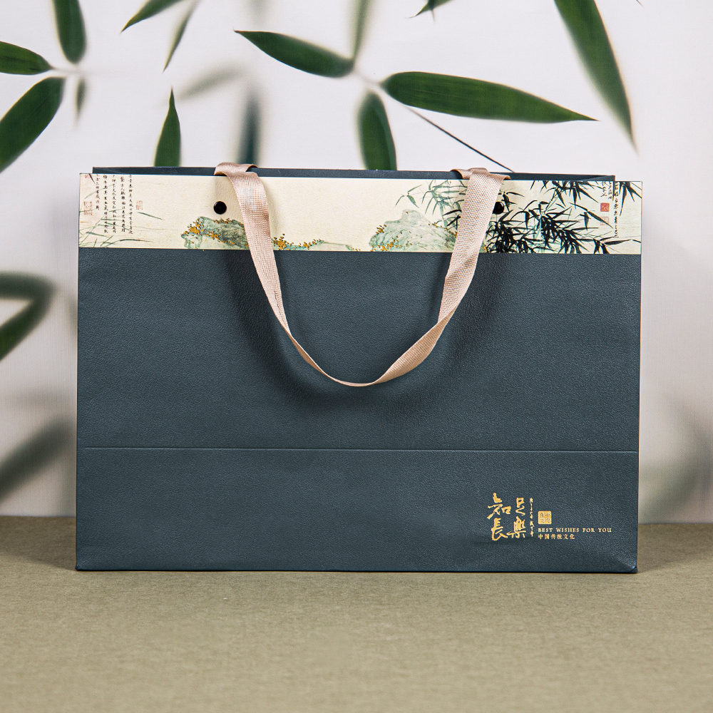A handbag crafted from blue-inked paper highlights the unique, mellow ambiance of this tea gift set