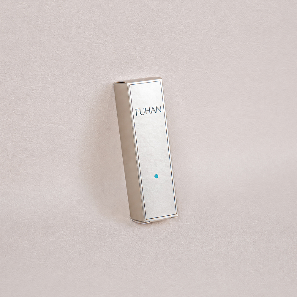 Minimalist Rectangular Card Box: Embodiment of the Product’s Understated Aesthetics